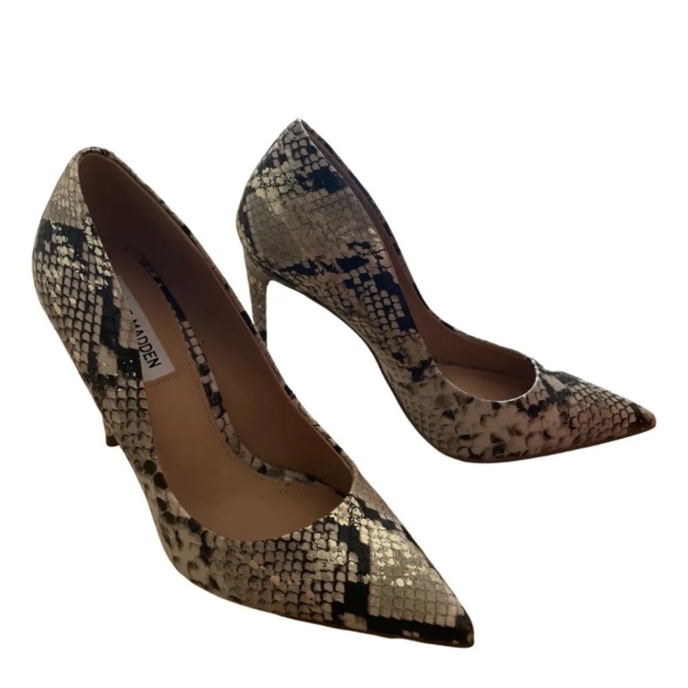 STEVE MADDEN DAISIE GOLD SNAKESKIN PUMPS